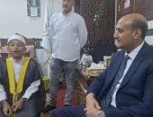 محافظ أسيوط يستمع لأحد المتسابقين بدولة التلاوة منفردا بعد إعجابه بصوته.. فيديو
