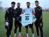 فى ذكرى رحيله الأولى.. لاعبو وادى دجلة يحيون ذكرى «بونجا» برفع قميصه