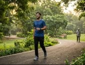 دراسة: 75 دقيقة من المشي السريع أسبوعيا تساعد على تقليل دهون البطن