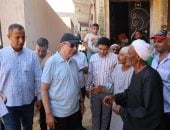 محافظ المنيا يرافق مسنا لمنزله بقرية تانوف ويوجه بدعم أسرته وتوفير فرصة عمل لأحد أبنائه