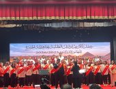 الناجح يرفع إيده.. طلاب مدارس الجيزة يحيون احتفالية تكريم الأوائل بفقرات غنائية