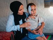 بين الشلل والتقرحات وحرارة الخيمة.. نائلة مريش ابنة الـ23 عاما تصارع الألم بغزة.. ضحية الحرب تفقد الحركة وتواجه التقرحات ونقص العلاج وسط انتظار السفر خارج القطاع.. تحتاج لتحويل طبي يمنحها فرصة لاستعادة حياتها
