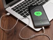 هل استخدام الهاتف أثناء الشحن يضر البطارية؟.. الحقيقة وراء واحدة من أشهر الخرافات