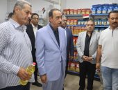 محافظ سوهاج يتفقد منفذ السلع الغذائية بميدان الثقافة بأسعار مخفضة للمواطنين