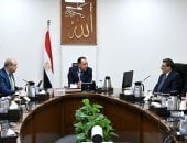 رئيس الوزراء يستعرض الموقف التنفيذى لمشروع مبنى الركاب (4) بمطار القاهرة