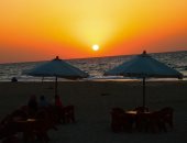 العريش أيقونة الجمال.. شواطئ البحر المتوسط ترسم لوحات ساحرة وقت الغروب