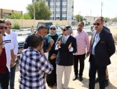 محافظ الوادي الجديد تتابع مشروع إنشاء موقف سيارات الأقاليم بالخارجة