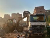 بعد شكاوى المواطنين.. حملة لرفع تجمعات القمامة بشارع المصرف فى بولاق الدكرور