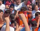 مشجع جالاتا سراي يخلع قميص فريقه في مراسم استقبال محمد صلاح (فيديو)