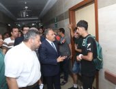 محافظ الشرقية يطمئن على مصابى تصادم أتوبيس رحلات بالطريق الإقليمى.. صور