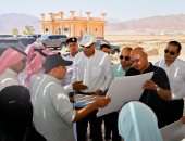 محافظ جنوب سيناء يتابع عرض تطوير شاطئ ترفيهي بمنطقة اللاجون في دهب