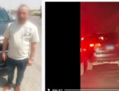 ضبط سائق لسيره بسيارة أعلى رصيف معرضا حياته للخطر