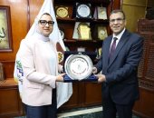 محافظ الوادي الجديد تكرّم مدير مديرية التربية والتعليم السابق تقديرًا لجهوده بالمحافظة
