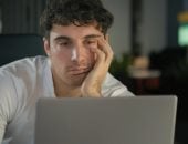 عادات سيئة مشتركة بين أبناء جيل زد.. تشكل مشكلة خطيرة في حياتهم