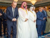 ولى عهد السعودية وأردوغان وشهباز شريف يؤدون صلاة الجمعة بالحرم المكى.. صور