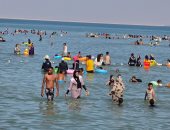 إقبال كبير على شواطئ فايد بالإسماعيلية هربًا من حرارة الصيف.. فيديو