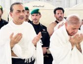 رئيس وزراء باكستان وقائد الجيش يؤديان الصلاة داخل الكعبة المشرفة.. فيديو
