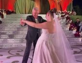 محمود حميدة يحتفل بزفاف ابنته ويرقص معها في أجواء مليئة بالفرحة.. فيديو وصور