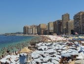 مصيف الإسكندرية فى أغسطس.. زحام على الشواطئ الشرقية ونسبة الإشغال 80%.. حالة البحر مرتفعة ورفع الراية الحمراء بالشواطئ الغربية.. والسياحة والمصايف تحذر بالالتزام التام بتعليمات رجال الإنقاذ.. فيديو وصور