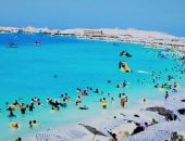 مصيف مطروح مصدر الدخل الرئيسي للأهالي.. يوفر آلاف فرص العمل لشباب المحافظات الأخرى وانتعاش مختلف المهن.. إقبال كبير على الشواطئ نهاراً وشوارع تكتظ بالمصطافين للتسوق والتنزه ليلاً.. صور