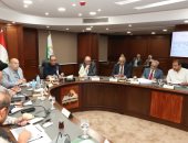 محافظ الجيزة يبحث مع رؤساء مراكز العياط والواحات مستجدات ملف تقنين أراضى الدولة