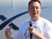 إيلون ماسك يخطط لوضع روبوتات على القمر لبناء مصانع تابعة لـ SpaceX