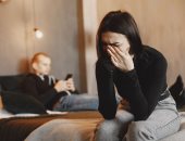 هل يواجهك أم يراقبك؟ اعرف طريقة كل برج في التعبير عن غيرته 