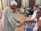 فرحا بأهل القرآن.. مسن يوزع حلوى على المشاركين فى دولة التلاوة بمسجد القنائى.. فيديو