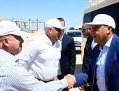 خلال جولته اليوم بمحافظة مطروح..رئيس الوزراء يتفقد محطة القطار الكهربائى السريع