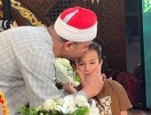 تواضع أهل القرآن.. الشيخ طه النعماني يقبل يد ورأس أصغر متسابق في «دولة التلاوة» بقنا