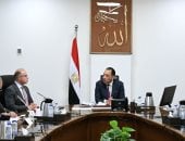 رئيس الوزراء يستعرض عددا من المقترحات لتطوير أداء البورصة المصرية