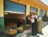 بدء العمل فى السوق الحضارى الجديد بالصف بعد تسليم المحلات للباعة.. صور