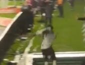 لاعب كرة قدم يسقط داخل نفق تحت الأرض أثناء احتفاله بهدف.. والمفاجأة إلغاء الهدف