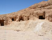 هنا تاريخ آلاف السنين.. الحواويش بها 800 مقبرة تحفظ أسرار أخميم القديمة على جدران الجبل.. مقابر منحوتة في الصخور تحكي عن الحكام والحياة اليومية والطقوس والصيد والزراعة.. ونقوش ملونة قاومت الزمن.. صور