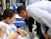 حوار ودى بين رئيس الوزراء وطفلة خلال تواجده فى مركز طب الأسرة بنهطاى