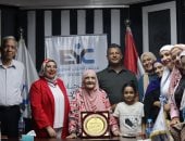 الشباب المصري يحتفي بآمال إسماعيل: عادت للتعليم بعد الستين وحصلت على الدكتوراه