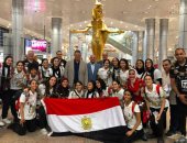 توافد أسر لاعبات منتخب مصر لناشئات كرة اليد لاستقبال البعثة فى مطار القاهرة.. فيديو وصور