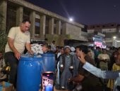 أهالى القصاصين يوزعون المياه والعصائر على أسر ضحايا حادث الدواويس.. فيديو