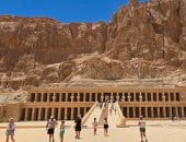 سياح من كل أنحاء العالم يستمتعون بزيارة المعالم الأثرية فى الأقصر.. صور