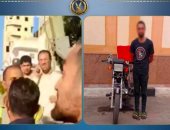 ضبط قائد دراجة بخارية تشاجر مع عامل مزلقان للعبور أثناء مرور قطار (فيديو)