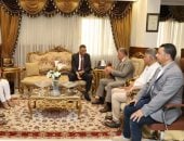 محافظ جنوب سيناء يبحث تسريع توصيل المرافق للإسكان الجديد بالطور والرويسات