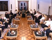 البابا تواضروس يلتقى أرامل كهنة الإسكندرية ويستمع إلى تجاربهن ويشاركهن غداء أغابى