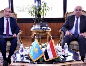 وزير الطيران يبحث مع سفير كازاخستان تعزيز الربط الجوي وتنشيط الحركة السياحية