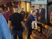 حملات مكبرة بالعجوزة لضبط الشوارع.. رفع الإشغالات والتصدى لمخالفات المحال