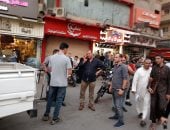 حملة مكبرة لرفع الإشغالات وإعادة الانضباط بشارع العشرين فى بولاق الدكرور.. صور