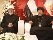 الأنبا إرميا يطمئن على مفتي الجمهورية عقب خضوعه لقسطرة بالقلب ويتمنى له الشفاء