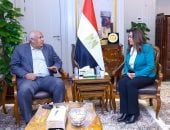 منال عوض تتابع مع محافظ مطروح مشروعات الخطة الاستثمارية والتصالح وتقنين الأراضي