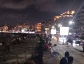 إقبال المواطنين على كورنيش الإسكندرية للاستمتاع بأجواء الطقس الرائعة.. مباشر