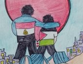 ريشة تقاوم الركام.. طفل فلسطيني يوثق واقع غزة داخل مخيمات اللجنة المصرية