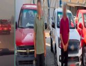 الداخلية تضبط 3 قائدي سيارات لتحميل عمال بالصناديق الخلفية..فيديو